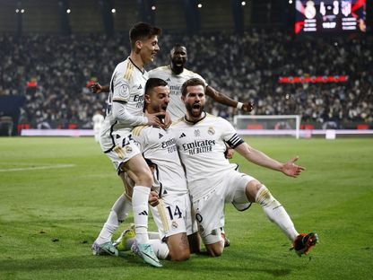 لاعبو ريال مدريد يحتفلون بعد تسجيل الهدف الرابع في مرمى أتلتيكو مدريد في نصف نهائي كأس السوبر الإسباني - 10 يناير 2024 - REUTERS