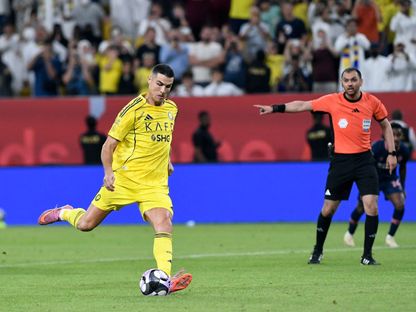كريستيانو رونالدو قائد النصر يسدد ركلة جزاء ضد الفيحاء بدوري روشن السعودي - 1 نوفمبر 2025 - Reuters