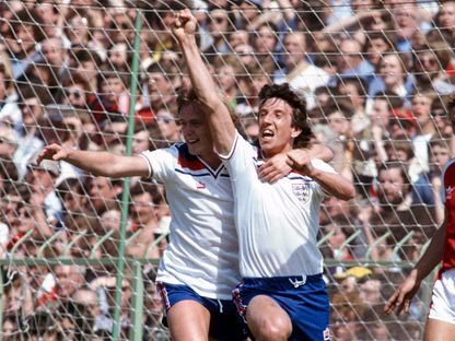 بول مارينر (يمين) يحتفل بعد تسجيله هدفاً لصالح المنتخب الإنجليزي - TWITTER/@England