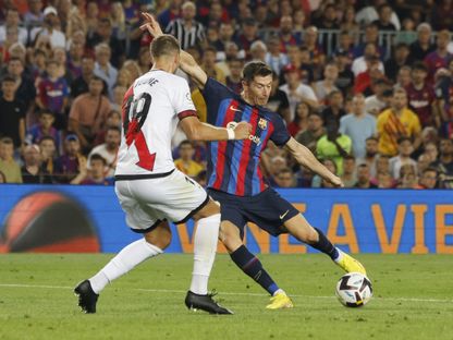 روبرت ليفاندوفسكي مهاجم برشلونة يصوب الكرة على مرمى رايو فايكانو - 13 أغسطس 2022 - REUTERS