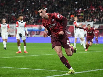 السلوفيني بنجامين سيسكو مهاجم لايبزيغ يحتفل بهدفه في شباك آينتراخت فرانكفورت - 15 ديسمبر 2024 - Reuters