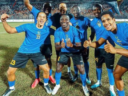 لاعبون من منتخب تنزانيا يحتفلون بتأهله إلى نهائيات كأس أمم إفريقيا بعد تعادله مع الجزائر - 7 سبتمبر 2023 - X/@Tanfootball
