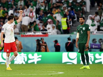 حسرة البليهي وفرحة ليفاندوفسكي في صورة واحدة - Reuters