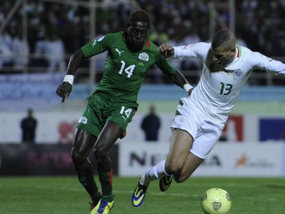 إسلام سليماني في مباراة الجزائر وبوركينا فاسو عام 2013 بتصفيات مونديال 2014 - AFP
