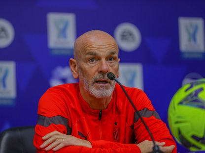 مدرب نادي ميلان الإيطالي ستيفانو بيولي خلال المؤتمر الصحافي للقاء السوبر الإيطالي - 17يناير 2023 - twitter/@gsaksa 