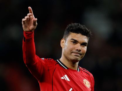 كاسيميرو لاعب مانشستر يونايتد يحيي الجماهير عقب الفوز على برينتفورد - 27 أبريل 2026 - REUTERS