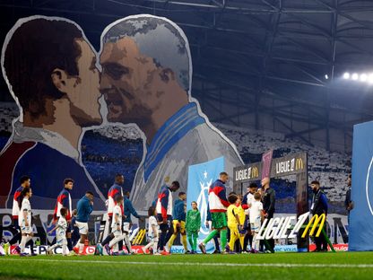 دخول اللاعبين قبل لقاء بين أولمبيك مارسيليا وباريس سان جيرمان على ملعب "فيلودروم" - 27 أكتوبر 2024 - Reuters