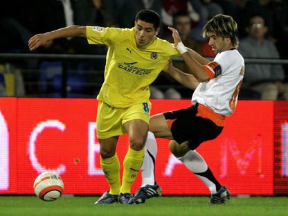 خوان رومان ريكيلمي (يسار) خلال مباراة بين فياريال وفالنسيا في الدوري الإسباني - 5 نوفمبر 2005 - Reuters 