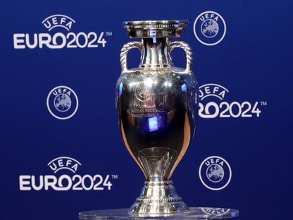 الكأس الخاصة ببطولة أوروبا "يورو 2024" خلال حفل الإعلان عن البلد المستضيف - 27 سبتمبر 2018 - Reuters