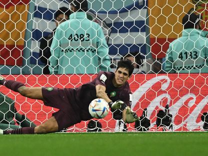 الحارس المغربي ياسين بونو يتصدى لركلة ترجيح كارلوس سولير - 6 ديسمبر 2022 - REUTERS