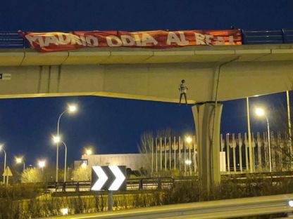 اللافتة المناهضة لريال مدريد التي رفعها مشجعون لأتلتيكو مدريد على جسر في العاصمة الإسبانية - 25 يناير 2023 - Twitter/@Elchymou