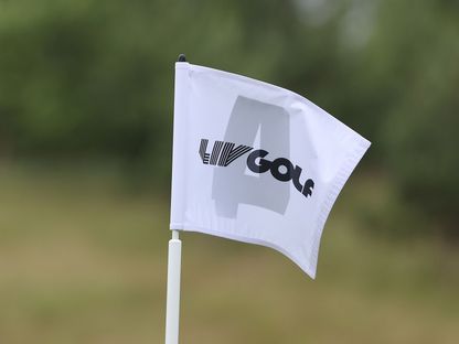 علم يحمل شعار "ليف غولف" خلال اليوم الأول من بطولة الغولف في نادي سنتوريون في سانت ألبانز، إنجلترا. -  bloomberg