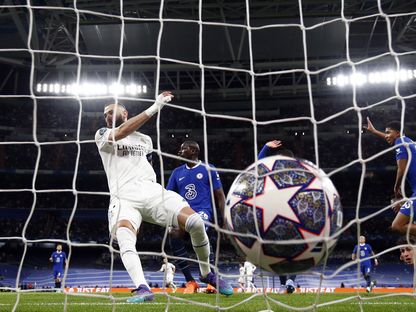 كريم بنزيما يسجل هدف ريال مدريد الأول أمام تشيلسي في ذهاب ربع نهائي دوري أبطال أوروبا - 12 أبريل 2023 - REUTERS