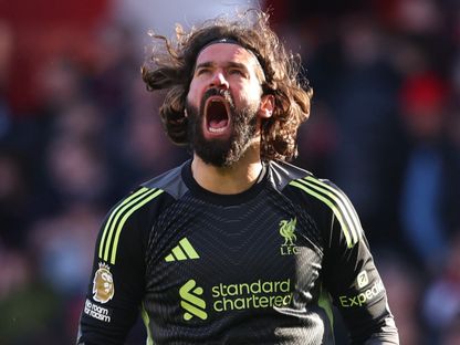 حارس ليفربول أليسون بيكر يحتفل خلال مباراة نوتنغهام فورست في الدوري الإنجليزي الممتاز  - 22 فبراير 2026 - Reuters