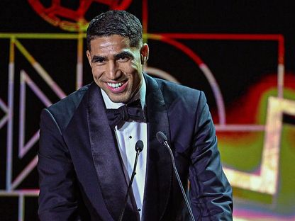 شاهد.. الركراكي يلتقي أشرف حكيمي ويتحدث عن دموعه وعودته بكأس أمم إفريقيا