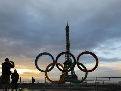 الحلقات الأولمبية أمام برج إيفل في العاصمة الفرنسية باريس - 14 سبتمبر 2017 - AFP