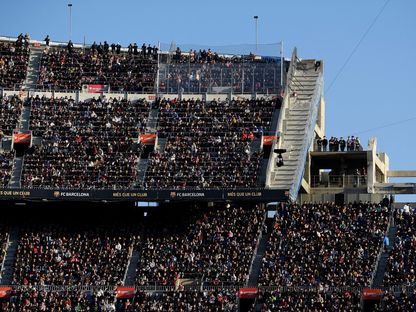 مشجعون في ملعب "كامب نو" يتابعون مباراة بين برشلونة وفالنسيا في الدوري الإسباني - 5 مارس 2023. - AFP
