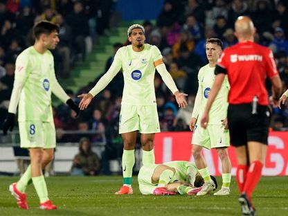 رونالد أراوخو ومارك كاسادو خلال مباراة بين برشلونة وخيتافي بالدوري الإسباني - 18 يناير 2025 - Reuters