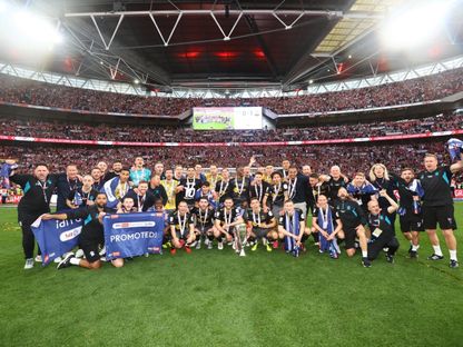 لاعبو ساوثهامبتون يحتفلون بعودتهم إلى الدوري الإنجليزي الممتاز بعد فوزهم على ليدز يونايتد في نهائي ملحق الصعود - 26 مايو 2024 - X/@SouthamptonFC
