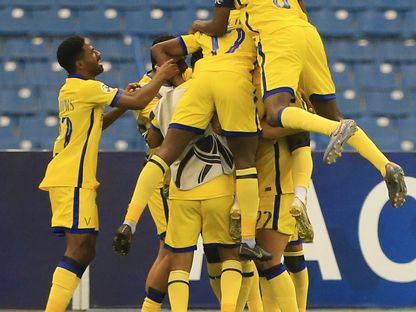 لاعبو النصر السعودي يحتفلون بتسجيل هدف في إحدى مباريات الدوري السعودي - AFP