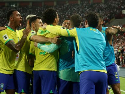لاعبو البرازيل يحتفلون بهدف الفوز في مرمى بيرو - 13 سبتمبر 2023 - Reuters