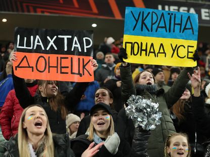 مشجعون لشاختار دونيتسك خلال مباراة ضد فيينورد روتردام بالدوري الأوروبي في وارسو - 9 مارس 2023 - Reuters 
