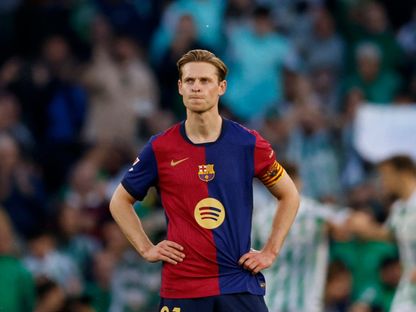 لاعب برشلونة فرينكي دي يونغ خلال مباراة ريال بيتيس في الدوري الإسباني - 7 ديسمبر 2024 - Reuters