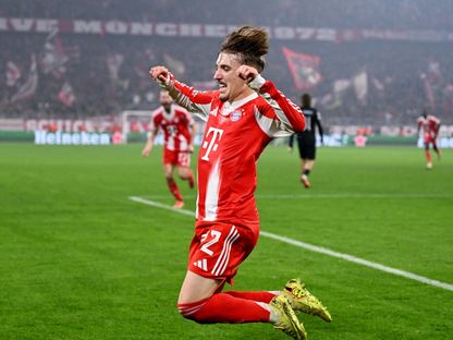 لاعب بايرن ميونيخ لينارت كارل يحتفل بالتسجيل ضد سبورتينغ لشبونة في دوري أبطال أوروبا - 9 ديسمبر 2025 - Reuters