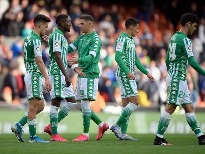 لاعبو ريال بيتيس في ملعب ميستايا - AFP