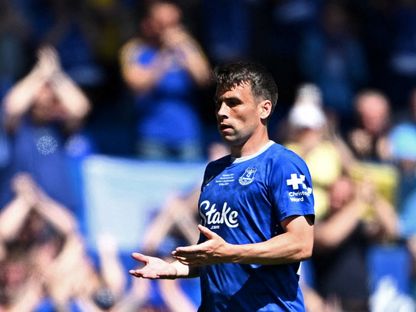 شيموس كولمان لاعب إيفرتون يغادر مباراة ساوثهامبتون بعد تعرضه للإصابة - 15 مايو 2025 - REUTERS