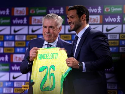 كارلو أنشيلوتي مدرب البرازيل الجديد أثناء تقديمه من الرئيس الجديد للاتحاد البرازيلي سمير سعود - 26 مايو 2025 - Reuters