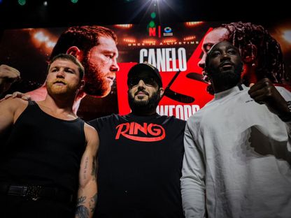 المستشار تركي آل الشيخ متوسّطاً تيرينس كروفورد وكانيلو ألفاريز قبل نزالهما في لاس فيغاس على اللقب الموحّد للوزن فوق المتوسط - 12 سبتمبر 2025 - X/@Turki_alalshikh