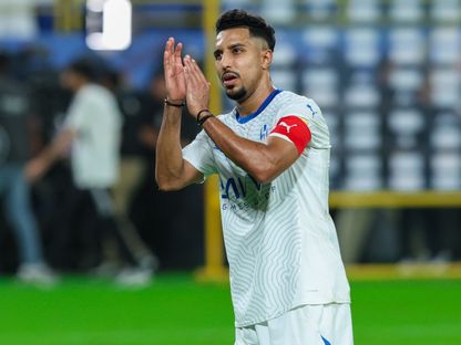 سالم الدوسري يحيي جمهور الهلال بعد مواجهة النصر بديربي الرياض في الدوري السعودي - 1 نوفمبر 2024 - X/@Alhilal_EN