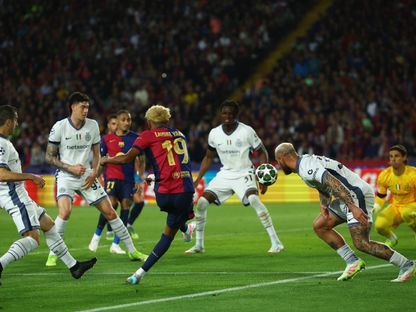 لامين يامال مهاجم برشلونة يسدد الكرة باتجاه مرمى إنتر ميلان في دوري أبطال أوروبا - 30 أبريل 2025 - Reuters