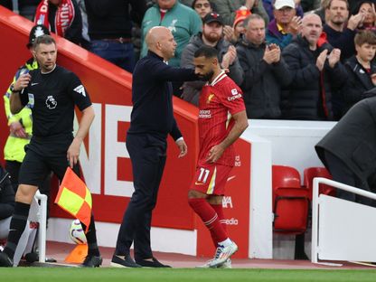 محمد صلاح لاعب ليفربول مع المدير الفني أرن سلوت بعد استبداله - 25 أغسطس 2024 - رويترز