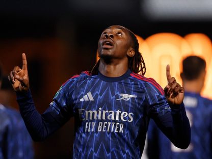 إيبيريتشي إيزي يحتفل بعد تسجيله هدفاً لأرسنال في شباك بورت فايل في كأس الرابطة الإنجليزية - 24 سبتمبر 2025 - REUTERS