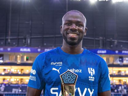 كاليدو كوليبالي مدافع الهلال يتسلم جائزة لاعب المباراة بعد مواجهة الفتح - 22 نوفمبر 2025 - X/@Alhilal_FC