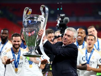 كارلو أنشيلوتي مدرب ريال مدريد يحمل كأس دوري أبطال أوروبا - 1 يونيو 2024 - REUTERS