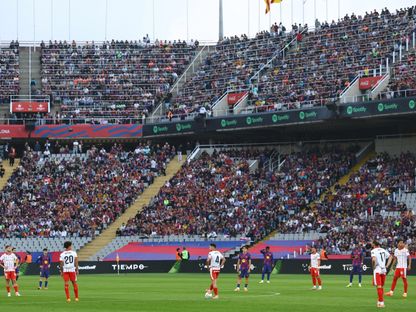 وقوف لاعبي جيرونا مع بداية المباراة ضد برشلونة في الدوري الإسباني - 18 أكتوبر 2025 - Reuters