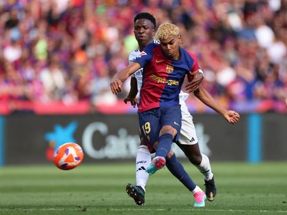 لامين يامال نجم برشلونة لحظة تسجيل هدف في مرمى ريال مدريد بكلاسيكو الدوري الإسباني - 11 أبريل 2025 - Reuters