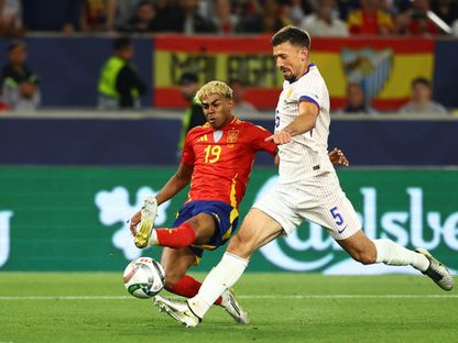 لامين يامال مهاجم إسبانيا في طريقه لتسجيل هدفه الثاني في مرمى فرنسا في دوري الأمم - 5 يونيو 2025 - Reuters