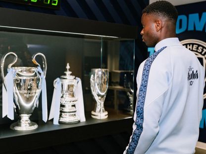 مارك غيهي في قاعة الكؤوس بمقرّ مانشستر سيتي بعد انضمامه للنادي - 19 يناير 2026 - mancity.com