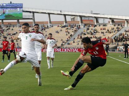 أحمد فتوح ظهير أيسر منتخب مصر يمرر كرة عرضية يحاول أشرف حكيمي لاعب المغرب إبعادها - 30 يناير 2022 - REUTERS