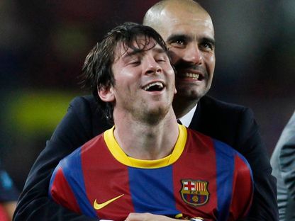 بيب غوارديولا مدرب برشلونة السابق يحتضن ليونيل ميسي بعد الفوز على ريال مدريد في نصف نهائي دوري أبطال أوروبا - 3 مايو 2011 - REUTERS