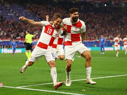لوكا مودريتش قائد كرواتيا يحتفل مع زميله يوسكو غفارديول بعد التسجيل بمواجهة إيطاليا في بطولة أوروبا - 24 يونيو 2024 - REUTERS