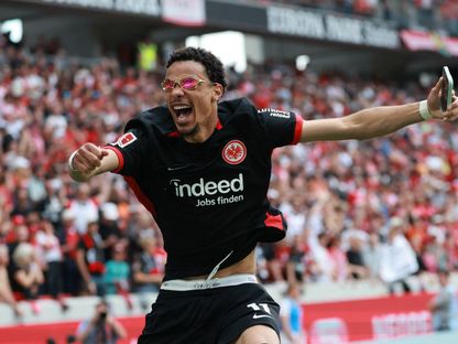 هوغو إيكيتيكي مهاجم آينتراخت فرانكفورت محتفلاً بهدفه ضد فرايبورغ بالبوندسليغا - 17 مايو 2025 - Reuters