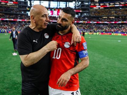 محمد صلاح ومدرب مصر حسام حسن يحتفلان بالفوز على أستراليا والتأهل لدور 16 بكأس العالم - 4 يوليو 2026 - X@EFA