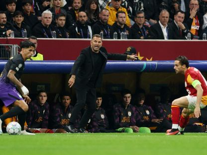 مدرب غلطة سراي أوكان بوروك خلال مواجهة برشلونة في دوري أبطال أوروبا - 13 أكتوبر 2026 - Reuters