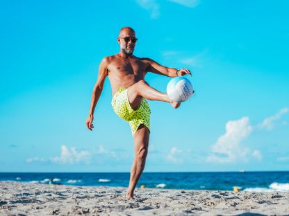 بيب غوارديولا مدرب مانشستر سيتي يلعب كرة القدم الشاطئية في الولايات المتحدة على هامش مونديال الأندية - 24 يونيو 2025 - X@ManCity