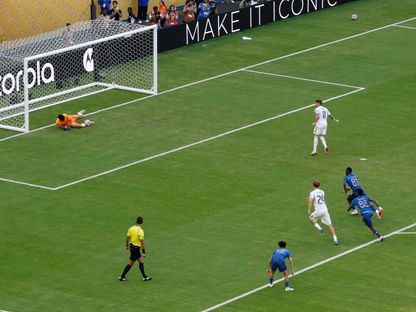ياسين بونو حارس الهلال يتصدى لركلة جزاء من فيديريكو فالفيردي - 18 يونيو 2025 - Reuters